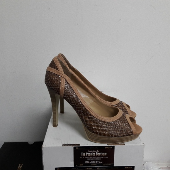 Kathy Van Zeeland - Picture 2 of 5